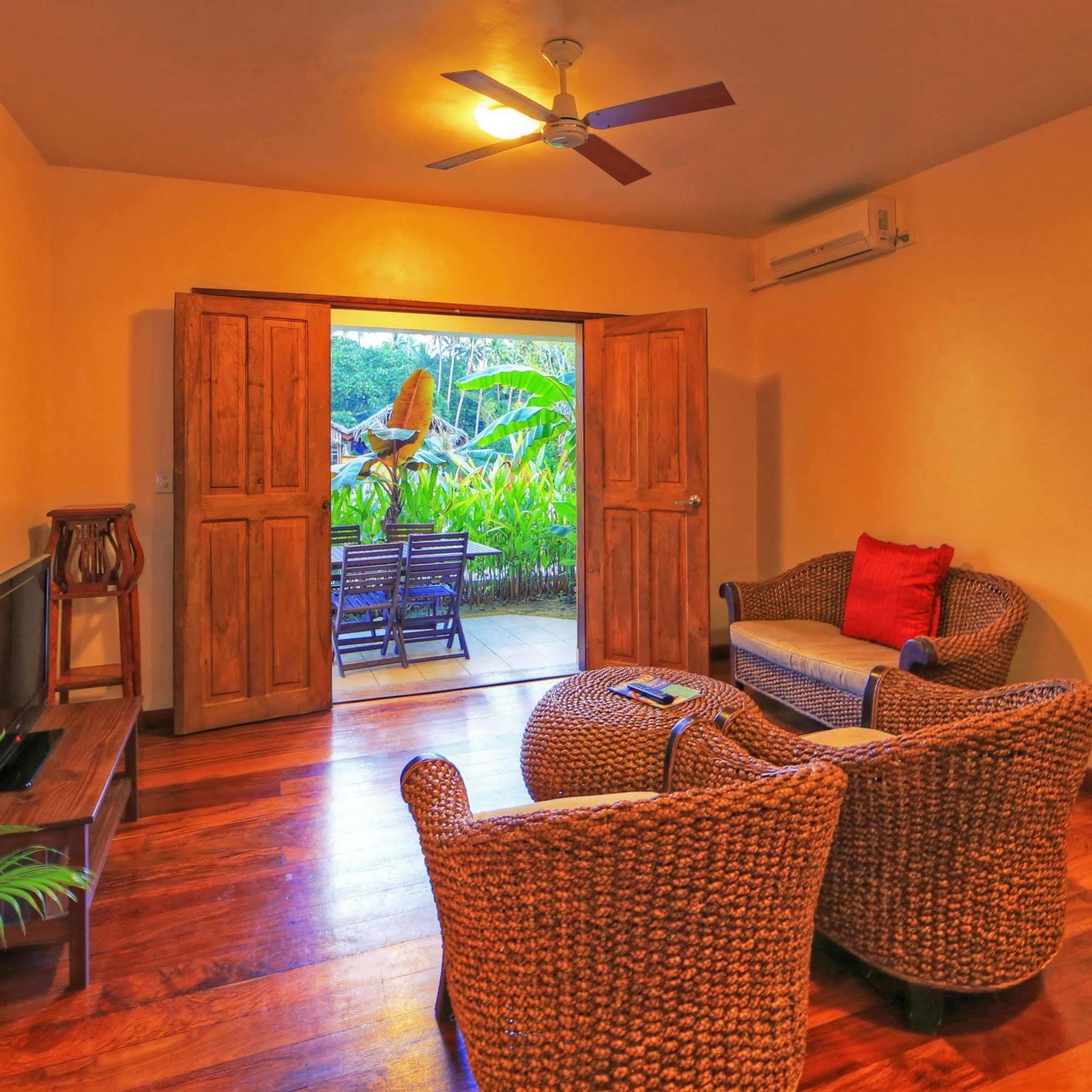 Tropicana Lagoon Apartments ポートビラ エクステリア 写真